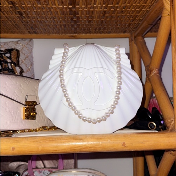 CHANEL Cream Shell Clutch with Pearl Chain - Picture 3 of 4
